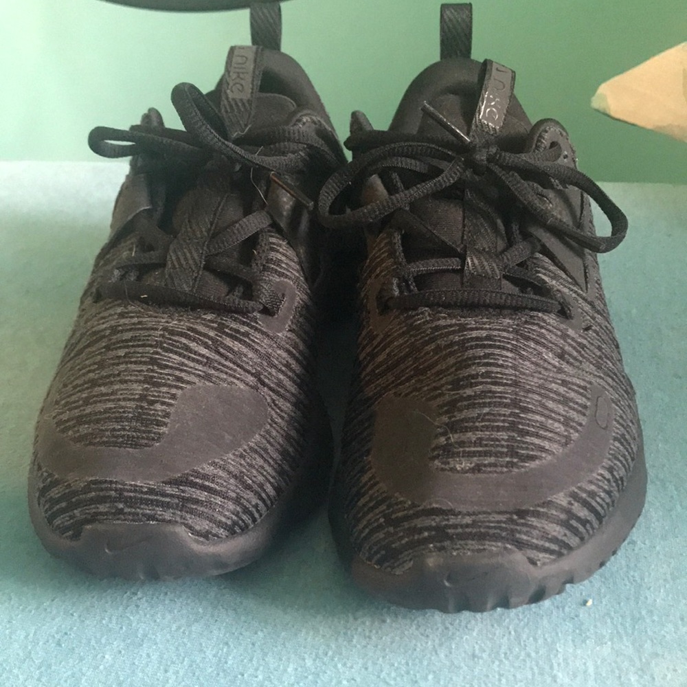 Black nike shoes